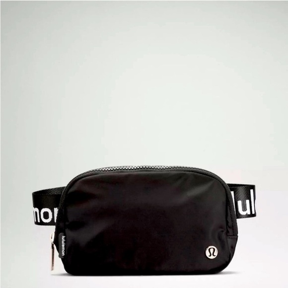 NWT 🏷️ Lululemon 1L Everywhere Belt Bag Wordmark Black and White - Picture 1 of 10